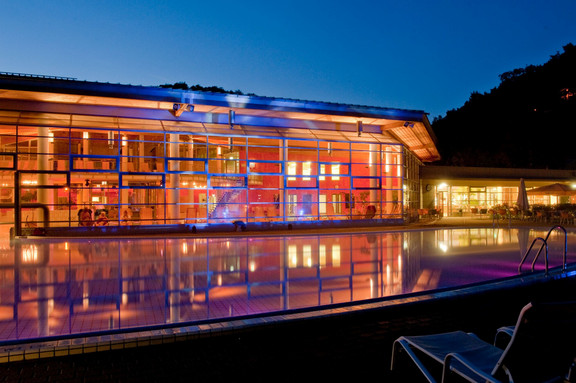 Die Toskana Therme in Bad Schandau am Abend, Foto: Frank Höhler