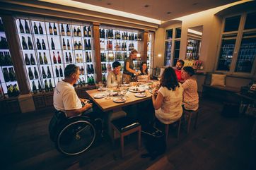 In der Vinothek Weinkammer können Gäste mit und ohne Mobilitätseinschränkungen die Weinvielfalt der 21 Maikammerer Spitzenweingüter probieren. Foto: JackSenn, Bildarchiv Südliche Weinstrasse e.V.