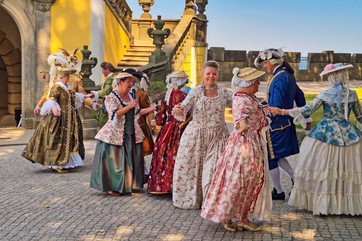 Lebendige Geschichte: Zum Märchenfest flaniert der Verein Barock in Dresden in historischen Kostümen über das Festungsplateau. Foto: Festung Königstein gGmbH