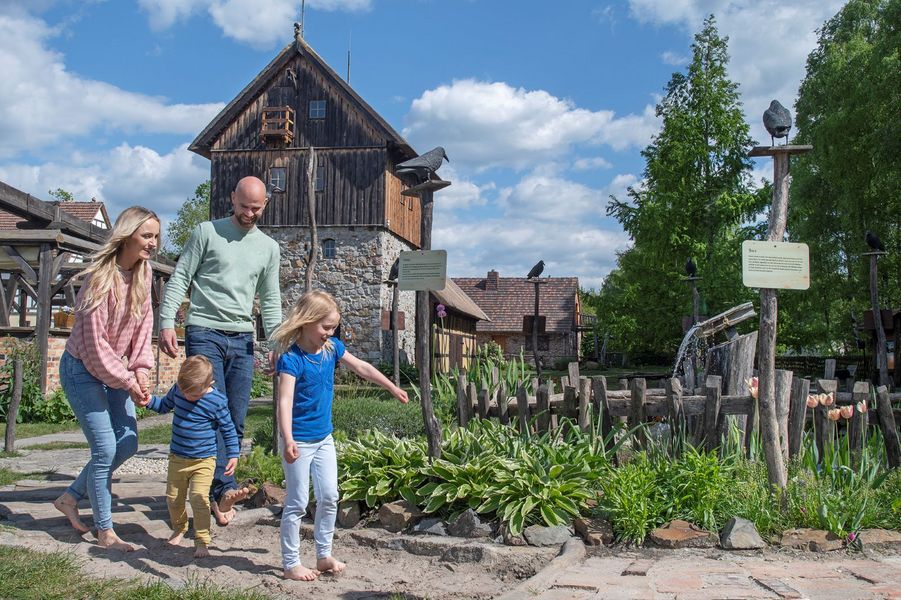 Alte Baudenkmale, spannende Ausstellungen, einen Barfußpfad und mehr können Familien auf dem Erlebnishof „KRABAT-Mühle“ in Schwarzkollm entdecken, Foto: Tourismusverband Lausitzer Seenland, Nada Quenzel