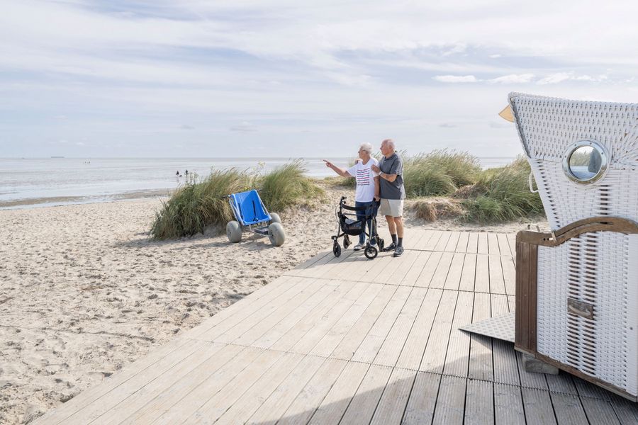 Urlaub ohne Hindernisse: Auch Menschen mit Mobilitätseinschränkungen können dank barrierefreier Strandpromenade in Schillig im Wangerland den Meerblick genießen, Foto: Oliver Franke