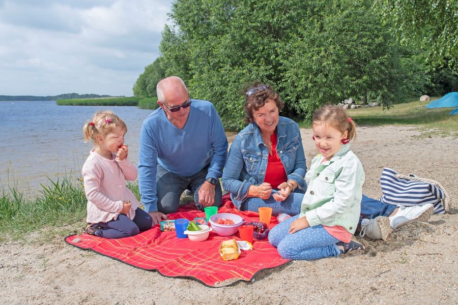 Großeltern und Enkel beim Picknick am See, Foto: Tourismusverband Lausitzer Seenland, Nada Quenzel