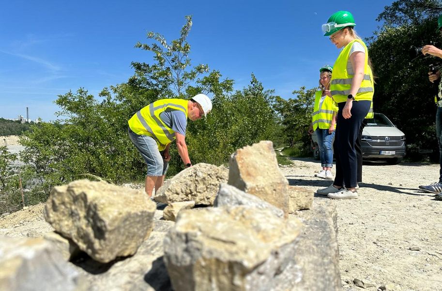 Museumspark Rüdersdorf: Die „Steinbruch Tour“ mit dem Geländewagen bietet Besuchern exklusive Einblicke in den aktiven Tagebau und die monumentale Landschaft © Stephen Ruebsam