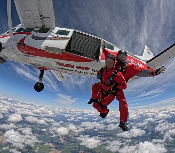 Sprung aus 4.000 Metern Höhe: Dank geschultem Tandempartner können auf dem Flugplatz Fehrbellin auch Menschen mit Einschränkungen freien Fall erleben, Foto: Fallschirmsport Fehrbellin