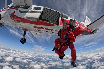 Sprung aus 4.000 Metern Höhe: Dank geschultem Tandempartner können auf dem Flugplatz Fehrbellin auch Menschen mit Einschränkungen freien Fall erleben, Foto: Fallschirmsport Fehrbellin