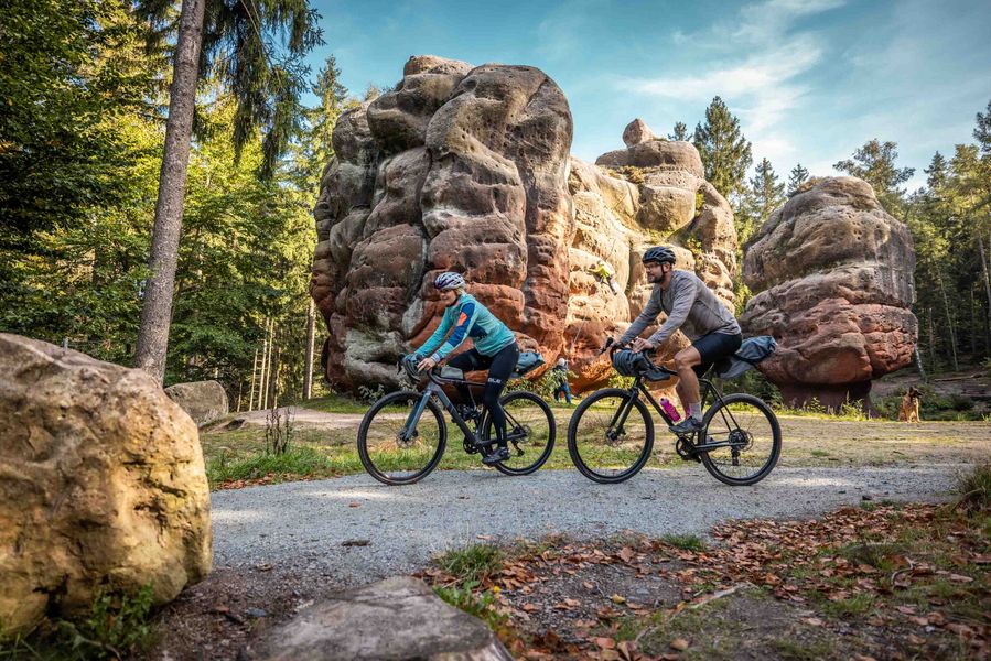 Bizarre Landmarken: Die RockHead-Route verläuft entlang der Kelchsteine, einem der „RockHeads" im Zittauer Gebirge, Foto: Philipp Herfort
