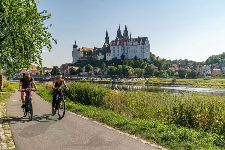Radfahrer auf dem Elberadweg vor der Albrechtsburg in Meißen – Foto: Maximilian Semsch