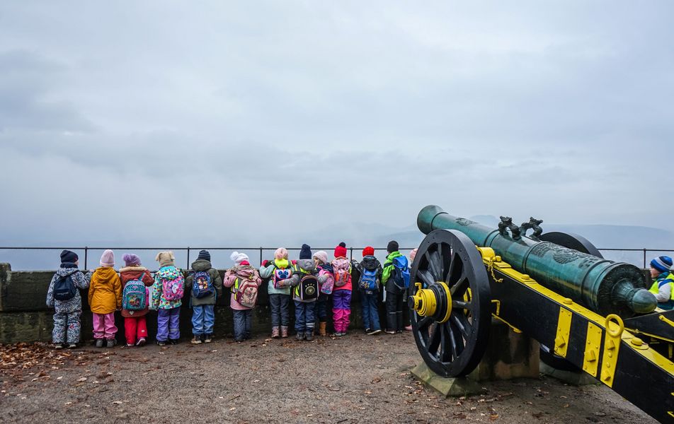 Faszinierende Aussicht: Am Dienstag waren die Kinder der Kita Farbenspiel aus Pirna auf Adventsausflug auf der Festung Königstein und haben das Festungsgelände ausgiebig erkundet, Foto: Festung Königstein gGmbH