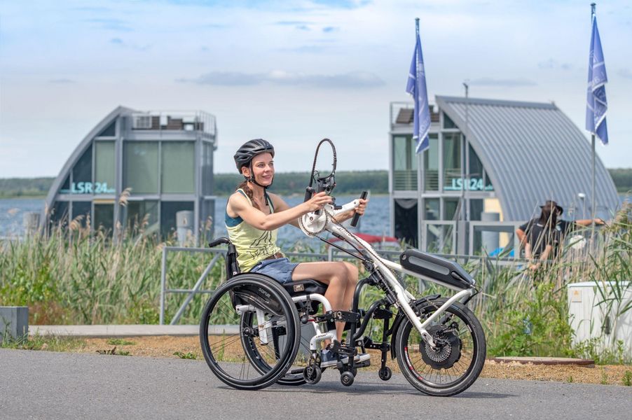 Radeln mit Seeblick: Die autofreien und ufernahen Seerundwege im Lausitzer Seenland sind bei Handbikern besonders beliebt. Foto: Tourismusverband Lausitzer Seenland, Nada Quenzel